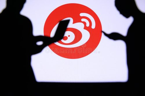 NEW YORK, USA, 25. MAY 2020: Sina Weibo Chinese microblogging website. Young business man and woman chatting on smartphone and laptop. Company logo on screen in background. Weibo app stock images, royalty-free photos and pictures