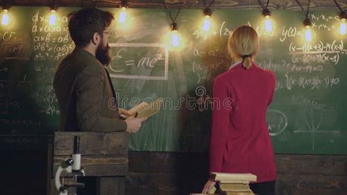 老师和女生解决数学公式和记录他们与在委员会的白垩 同学教育朋友 股票录像