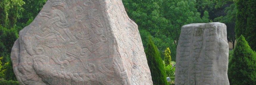 Túmulos, piedras rúnicas e iglesia de Jelling