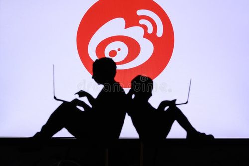 NEW YORK, USA, 25. MAY 2020: Sina Weibo Chinese microblogging website Children silhouette, sitting together and playing on their laptops. Company logo on screen in background. Weibo app stock images, royalty-free photos and pictures