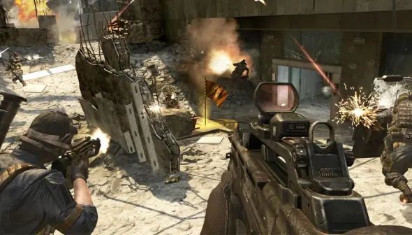 Call of Duty Black Ops 2 - Pase de temporada: Imagen de juego de cerca de un jugador en una batalla, con explosiones y escombros.