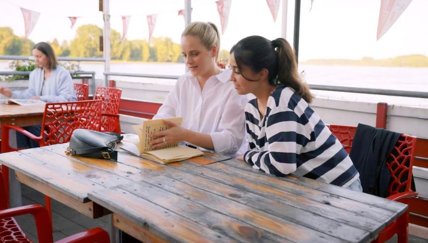 Özge Delioglan and Carina Koller in Affäre mit Folgen (2024)