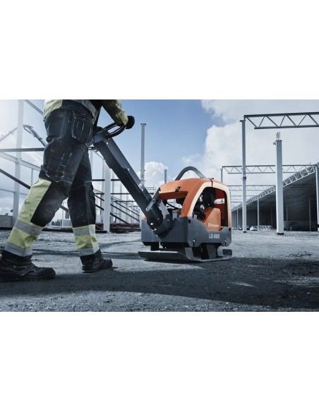 Plancha Compactadora Husqvarna LG 504 en acción