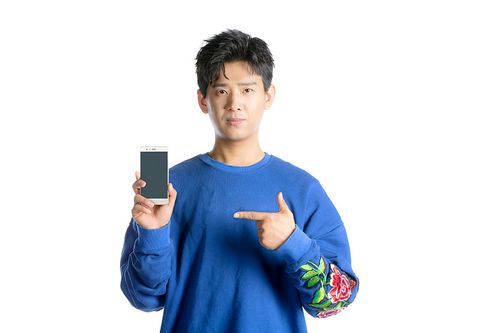 拿着手机的年轻男子图片下载