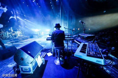 旅行团乐队演唱会照