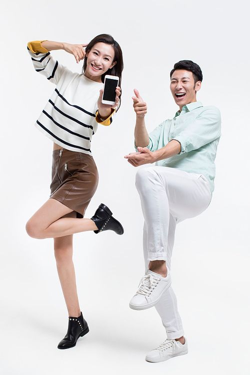 快乐的年轻情侣展示手机图片下载