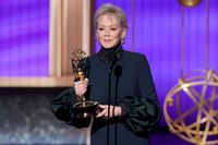 Jean Smart Wins Again for Hacks at 2025 Emmys, Jokes She's 'Walking Like John Wayne' After Breaking Her Knee