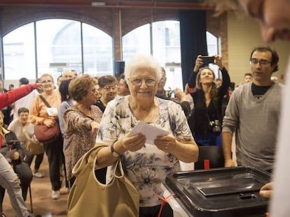 Votacion en el Centre Civic Cotxeres de Sants, en Barcelona.