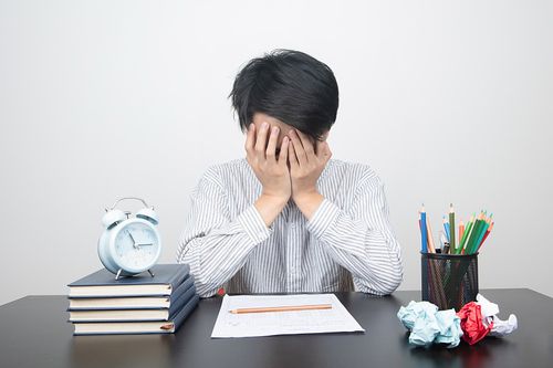 亚洲男性在书桌前学习读书思考照片下载