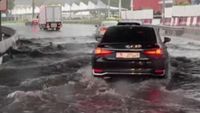 Dubai flooding: Heavy rainfall blocks streets and traps cars | World News | Sky News