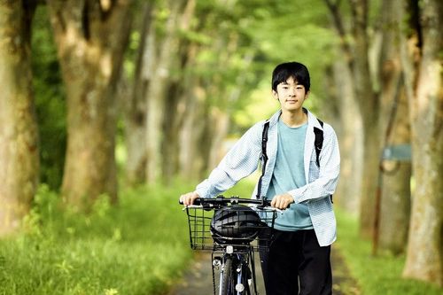 自転車を押して筑波大構内を散策される悠仁さま（７月７日、茨城県つくば市で）＝宮内庁提供