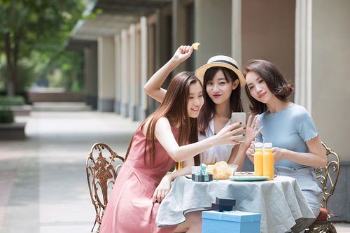 三个年轻女孩在喝下午茶图片下载