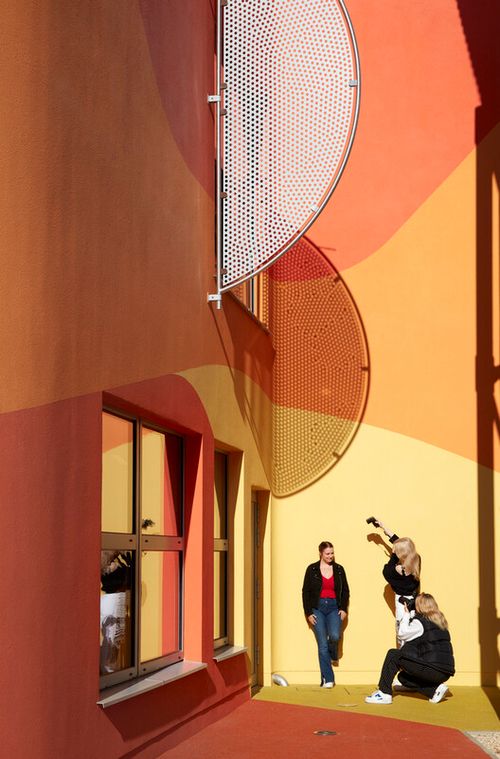 Fachada de cristal líquido: cómo un edificio aprendió a sonreír