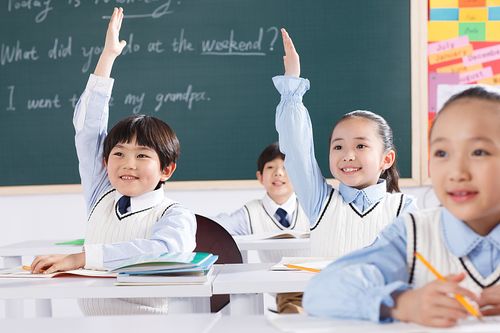 小学生在教室里上课图片下载
