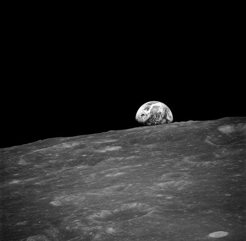 La primera fotografía tomada por un ser humano de la Tierra desde la Luna