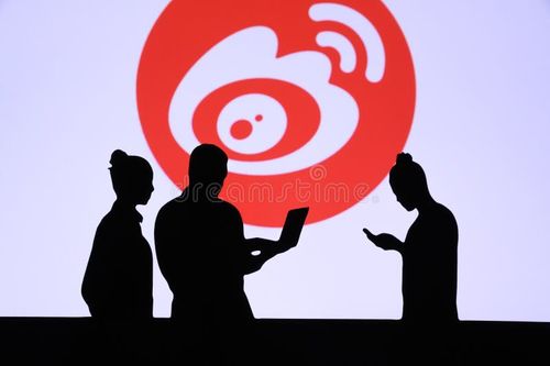 NEW YORK, USA, 25. MAY 2020: Sina Weibo Chinese microblogging website Group of business people chat on mobile phone and laptop. Company logo on screen in background. Weibo app stock images, royalty-free photos and pictures