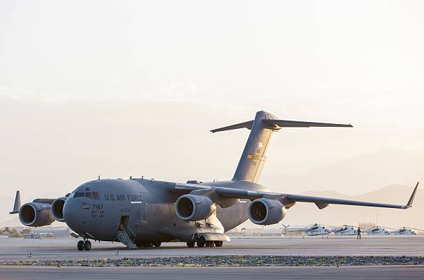 c - 17 de transporte de carga por aviones militares - boeing c 17 fotografías e imágenes de stock