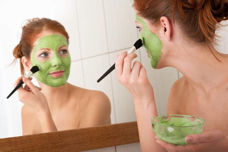 Apply multani mitti on the face like this, acne will disappear