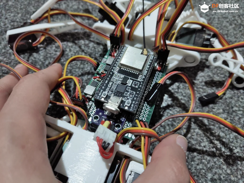 一只基于ESP32的小型四足机器狗图18