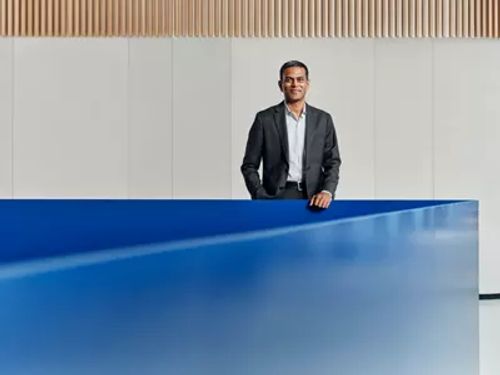 Vikram Murali 站立微笑