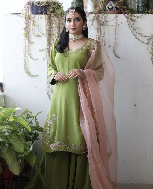 Salwar Colour Combination, Pista Color Suit, Mehandi Colour Suit Combination, Light Green Contrast Color Dress, Pistachio Indian Outfit, Mehndi Colour Suit Combination, Eid Pista Green Set With Dupatta, Olive Green Contrast Colors, Contrast Colour Combination Suits