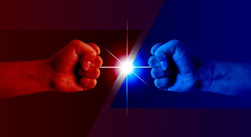 拳头正面对碰对抗概念图片下载