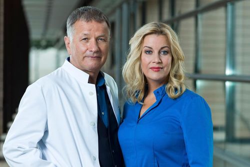 "In aller Freundschaft": Klinikleiter Dr. Roland Heilmann (Thomas Rühmann) mit Verwaltungschefin Sarah Marquardt (Alexa Maria Surholt)