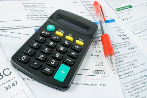 Calculadora y pluma en estados de cuenta bancarios
 - Foto, imagen