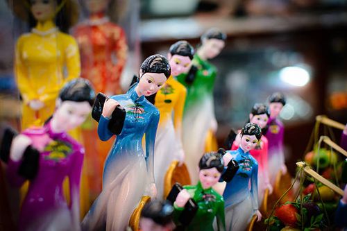 Vietnamese Women in Traditional Dress Figurines The figurines at market which describe Vietnamese women in Traditional Dress (which is also known as Ao dai) vietnamese statues for sale stock pictures, royalty-free photos & images