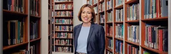 站在书架之间的 Christina Montgomery