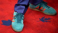 Justin Trudeau wears trainers to meet King Charles - YouTube