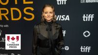 Jodie Foster, Chandler Levack and Idris Elba walk red carpet at the TIFF Tribute Awards - YouTube