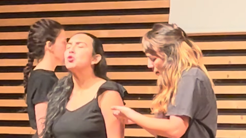 Un momento del espectáculo 'Esas latinas' en la presentación del Informe del Observatorio de las Discriminaciones en Barcelona 2024.