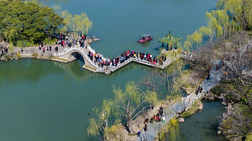 Spring blossoms at Slender West Lake in Yangzhou