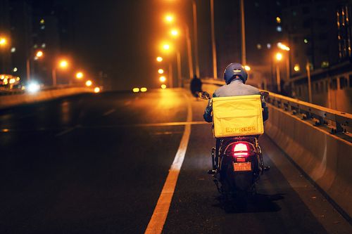 夜晚工作的外卖员背影图片下载
