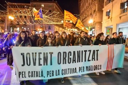 Més de 5.000 persones, la majoria joves, participen en la manifestació sobiranista més multitudinària dels darrers anys