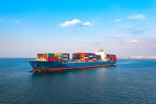 海上航行的集装箱货船图片下载