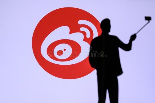 NEW YORK, USA, 25. MAY 2020: Sina Weibo Chinese microblogging website Man taking a photo on mobile phone with selfie stick. . Company logo on screen in background. Weibo app stock images, royalty-free photos and pictures