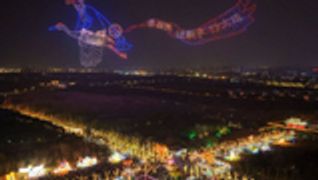 江苏扬州：无人机灯光秀迎元宵