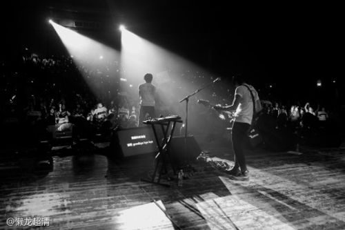 旅行团乐队演唱会照