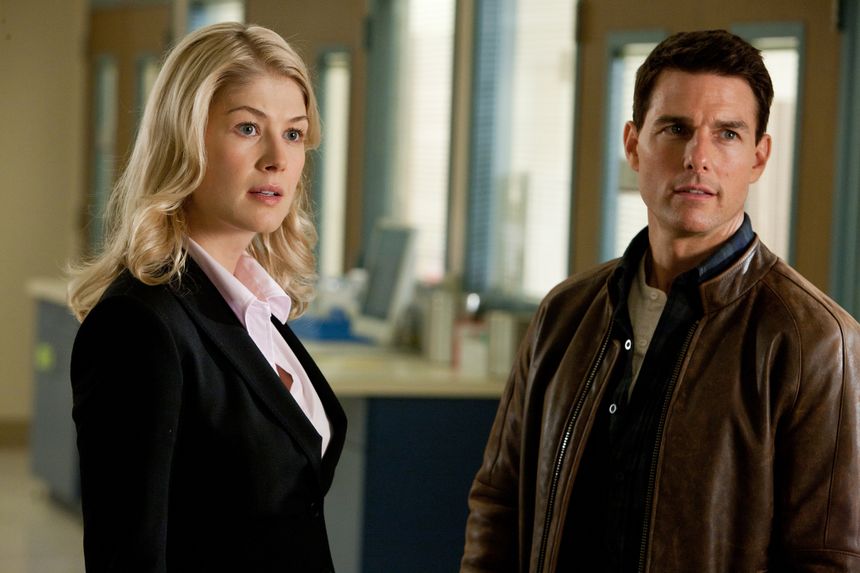 Rosamund Pike e Tom Cruise em cena do filme Jack Reacher O Último Tiro 2012