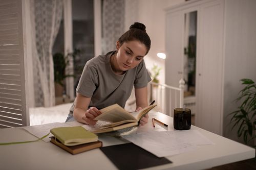 学生在备考期间阅读书籍照片下载