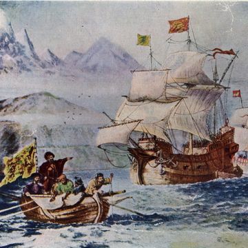 费迪南德·麦哲伦和一群人在一艘小船上航行，大船在后台等待