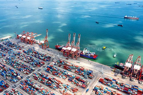 航拍视角下的广州南沙集装箱货柜码头图片下载