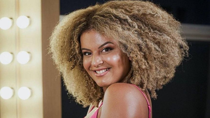 A atriz Gabriela Loran recordou a experiência de seu 1° xixi após a cirurgia de redesignação sexual