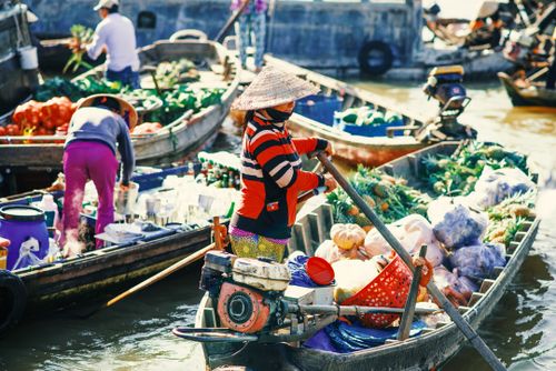 Colorful Naxi crafts at Lijiang's floating market