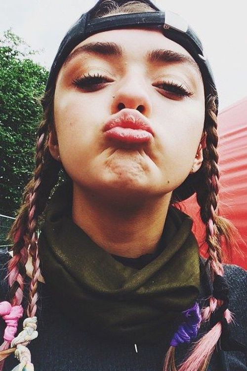 selfie poses for girl latest