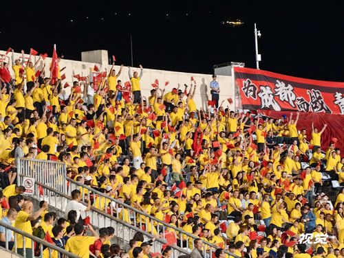 10月2日，川超第二轮，达州坐镇主场迎接成都的挑战，赛前两队球迷互动，玩起了人浪。（C视觉签约摄影师 夏桢 摄 ）