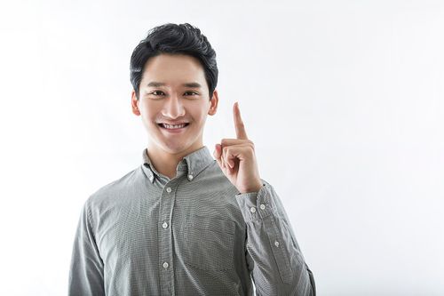 做手势的年轻男子图片下载