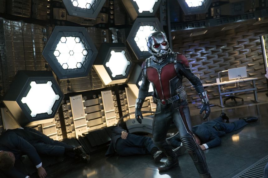 Paul Rudd como Scott Lang e Michael Douglas como Hank Pym em cena do filme Homem-Formiga 2015